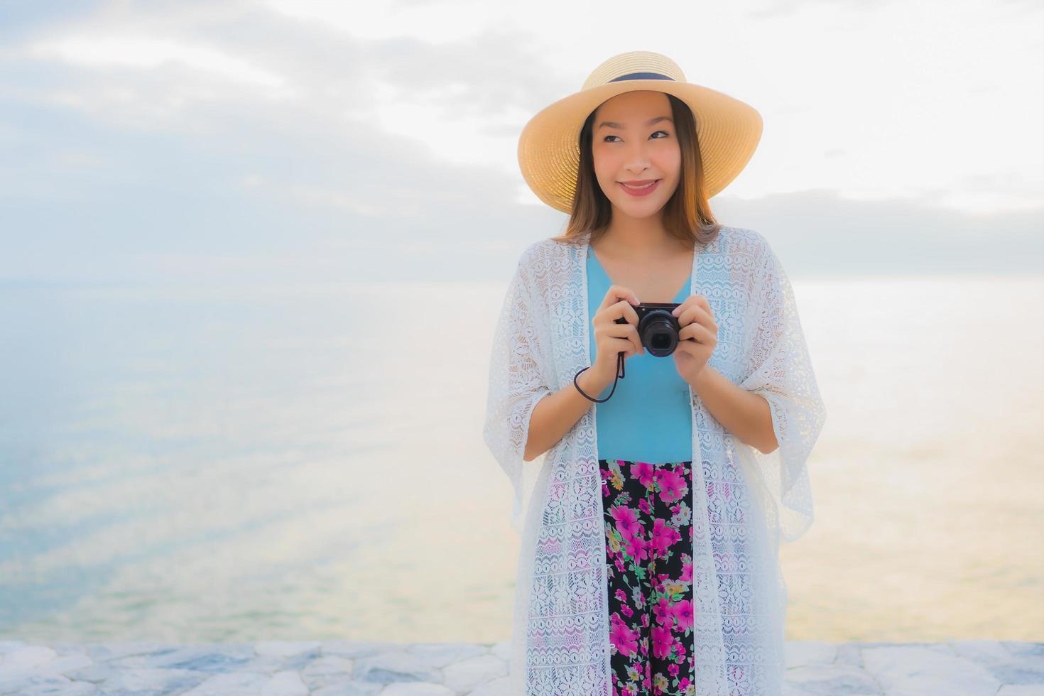 ritratto belle giovani donne asiatiche sorriso felice rilassarsi intorno al mare spiaggia ocean foto