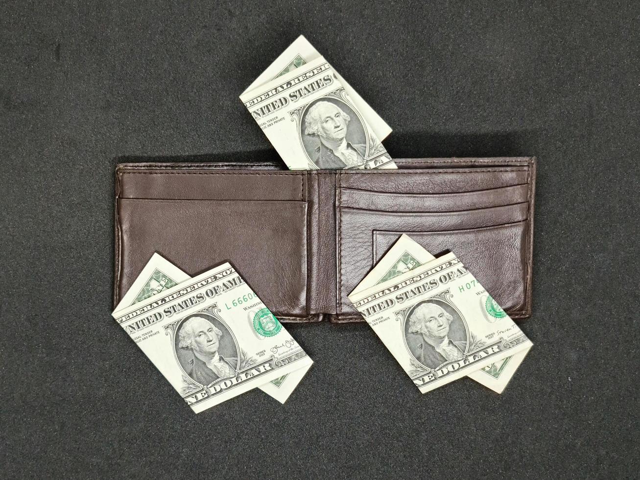 economia e finanza con denaro in dollari americani foto
