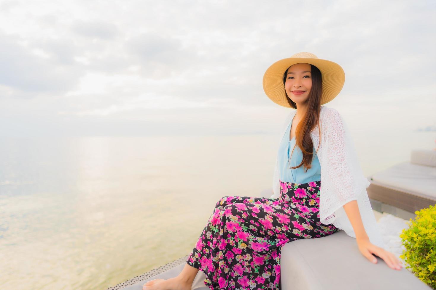 ritratto belle giovani donne asiatiche sorriso felice rilassarsi intorno al mare spiaggia ocean foto