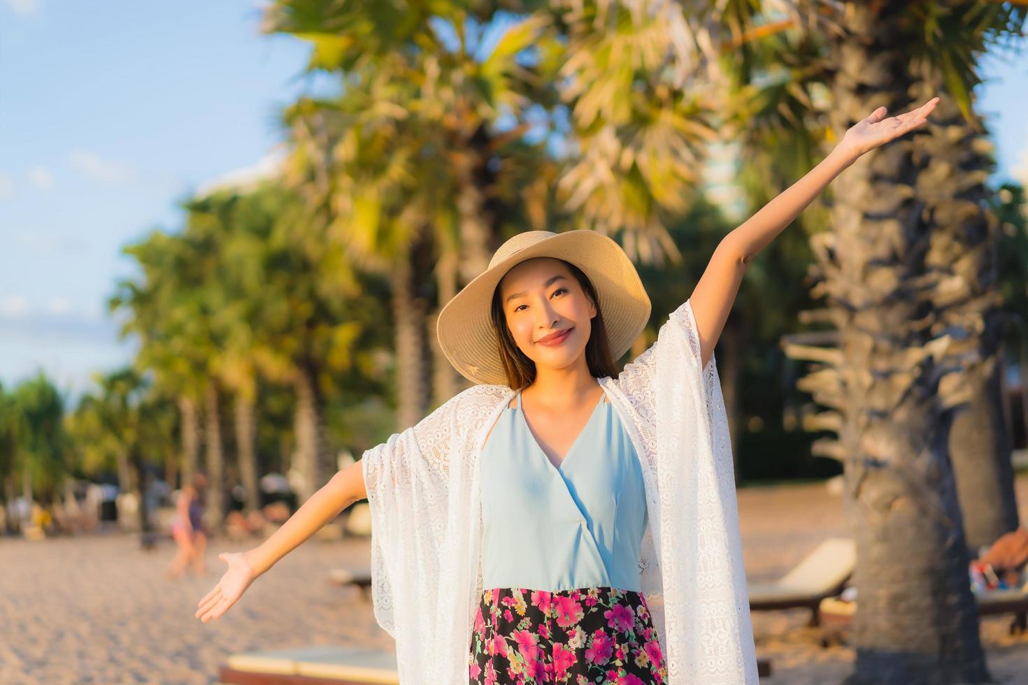 ritratto belle giovani donne asiatiche sorriso felice rilassarsi intorno alla spiaggia mare oceano foto