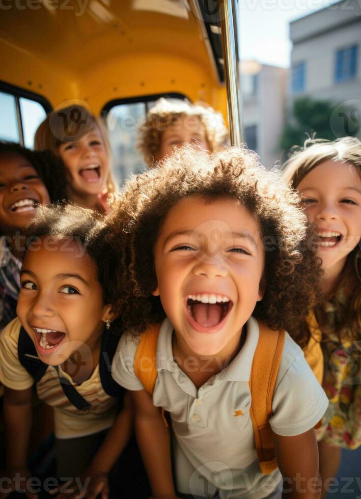 un' gruppo di studenti animatamente raccogliere in giro un' colorato scuola autobus pronto per imbarcarsi su loro educativo viaggio foto