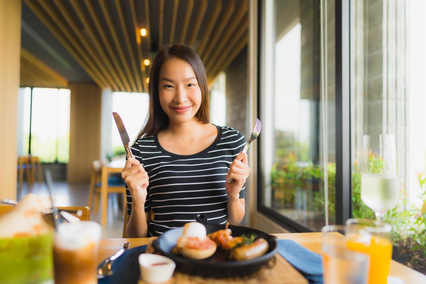 ritratto belle giovani donne asiatiche sorridono felici nel ristorante e nella caffetteria caffè foto