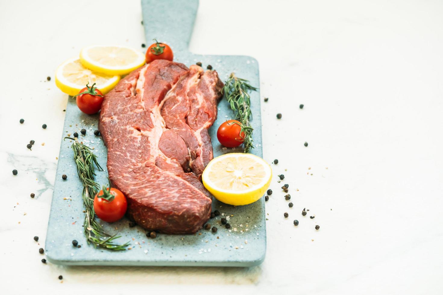 carne di manzo cruda sul tagliere foto