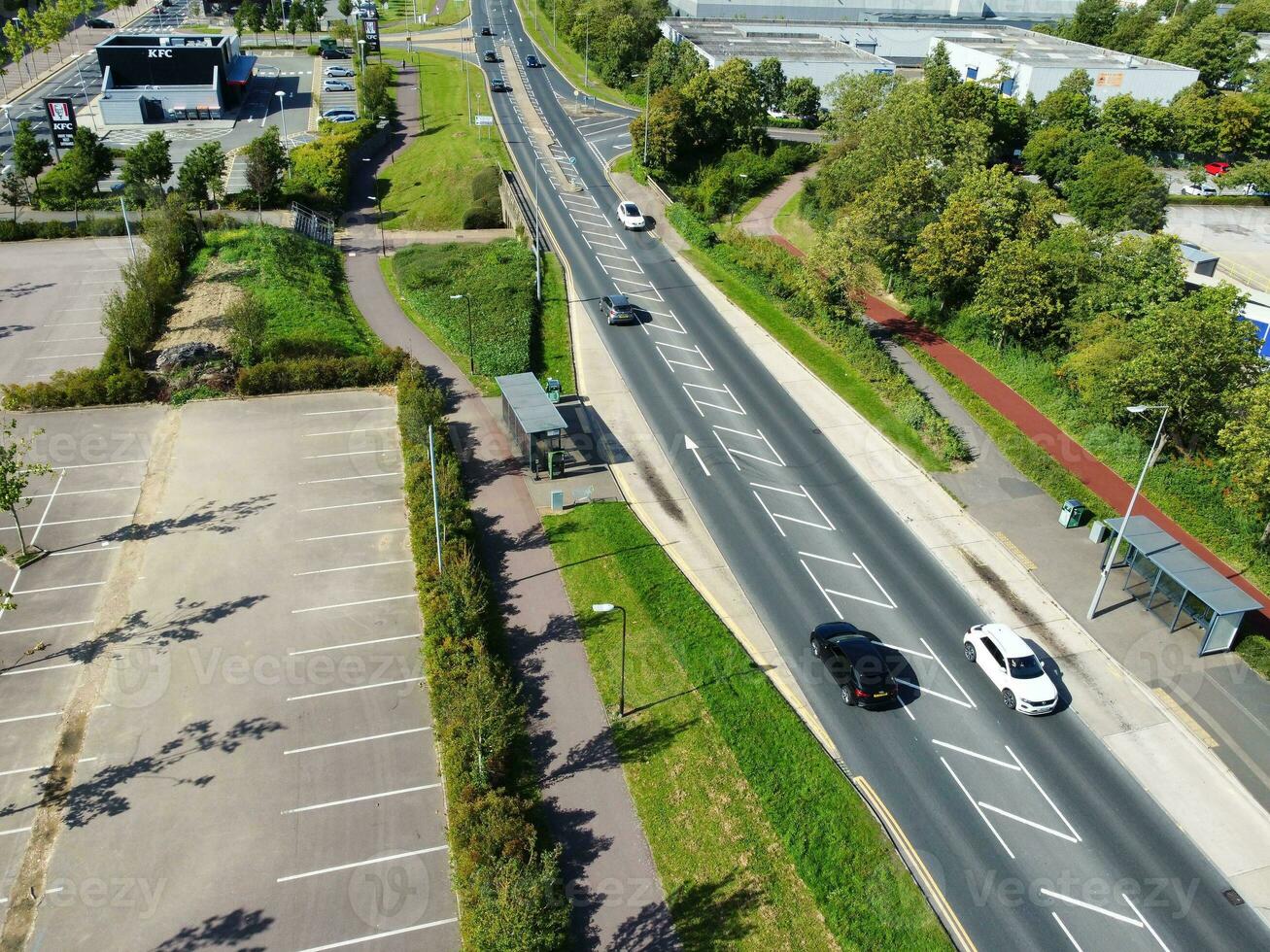 alto angolo metraggio di Britannico strada e traffico a caldecotte lago di Milton keynes città di Inghilterra grande Gran Bretagna, bellissimo Visualizza catturato su agosto 21, 2023 con di droni telecamera durante soleggiato giorno foto