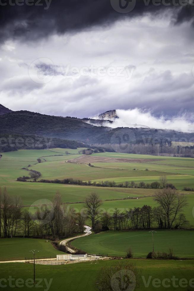 paesaggio montano con nuvole in inverno foto