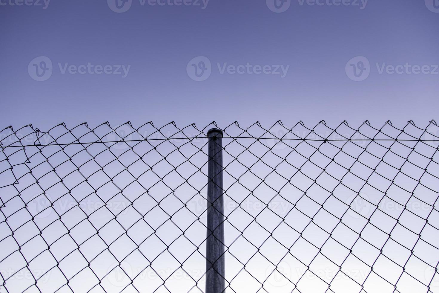 recinzione metallica con cielo blu foto