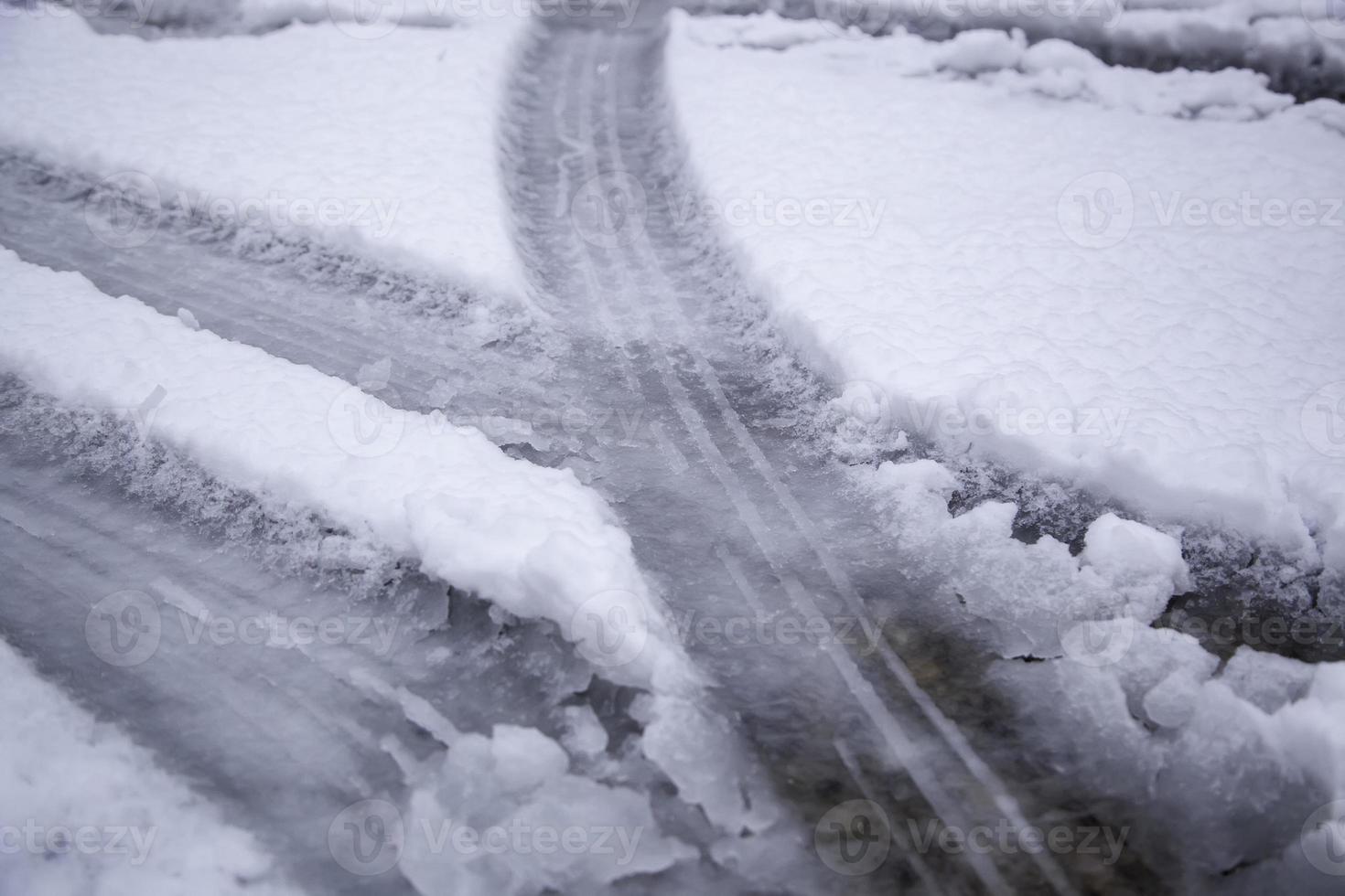 segni di ruote nella neve foto