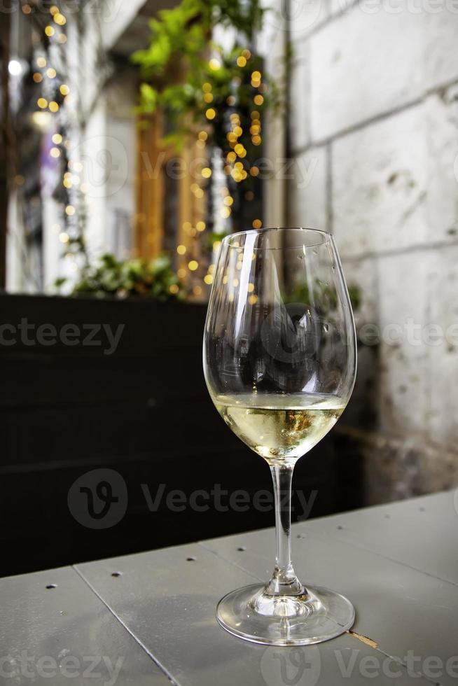 bicchiere di vino bianco freddo foto