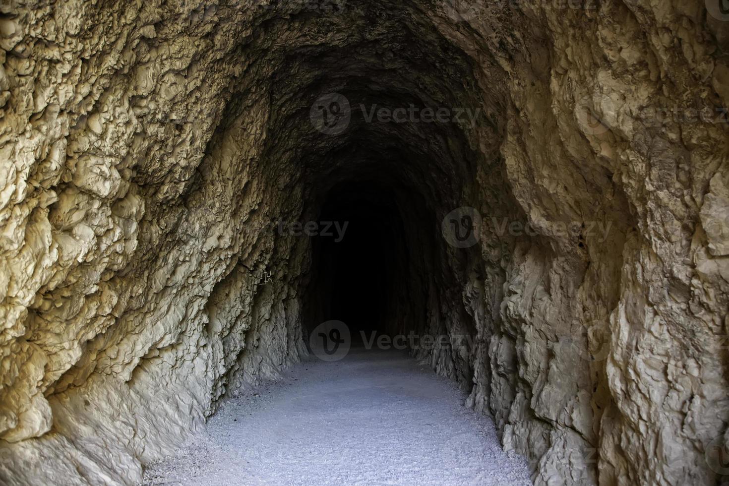 profondo tunnel di pietra foto