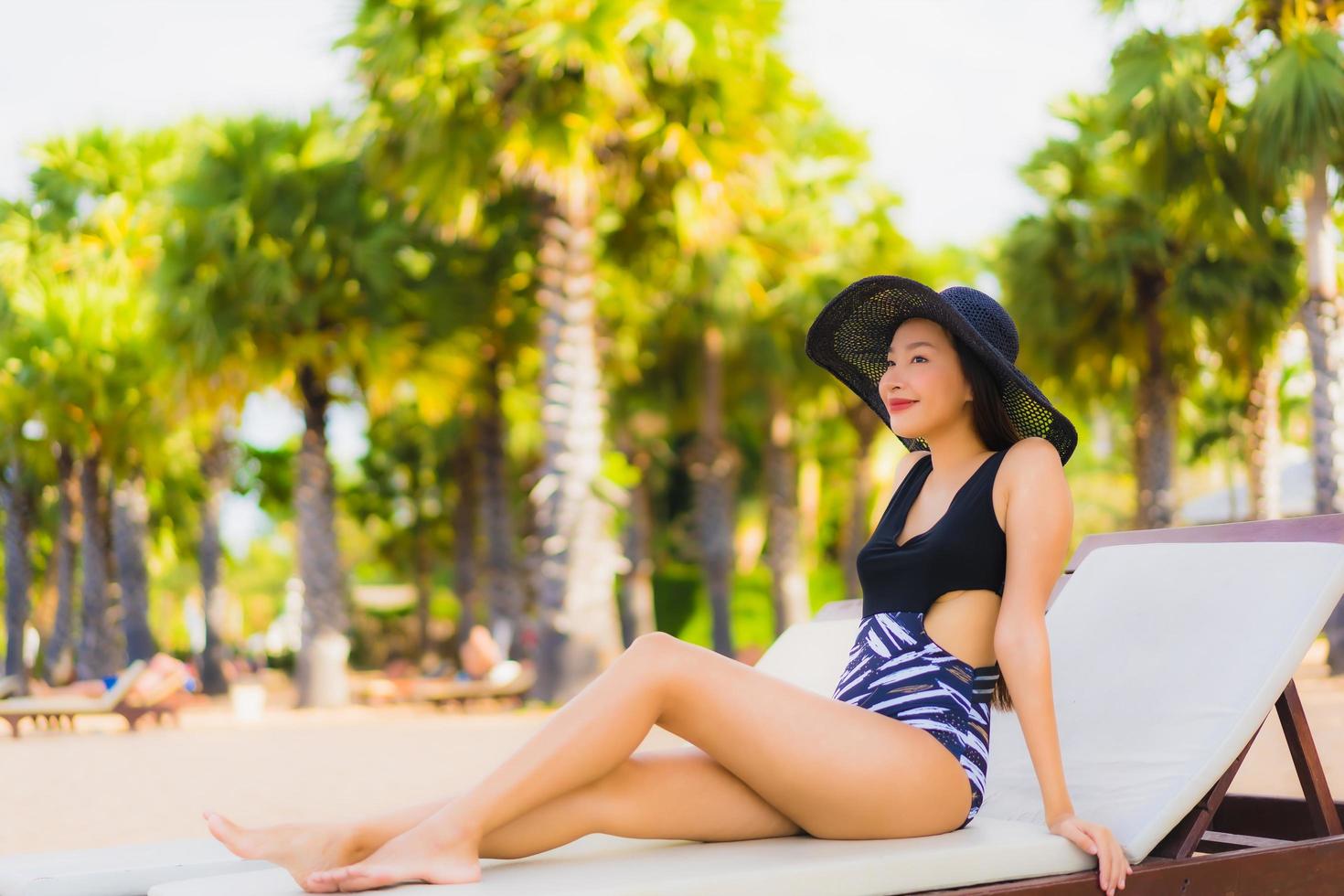 ritratto belle giovani donne asiatiche rilassarsi sorriso felice intorno al mare spiaggia ocean foto