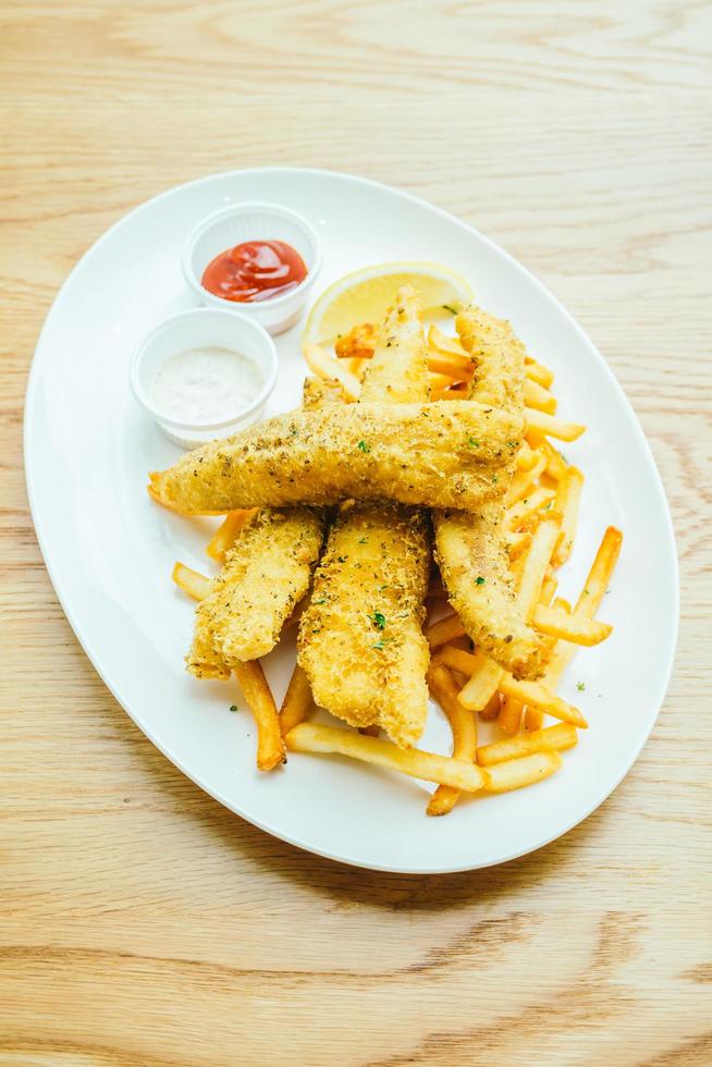 fish and chips con patatine fritte foto