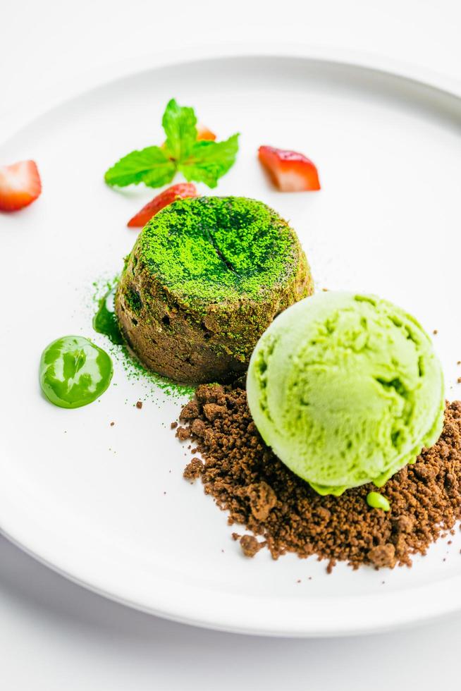 Lava al cioccolato al tè verde con gelato e fragole foto