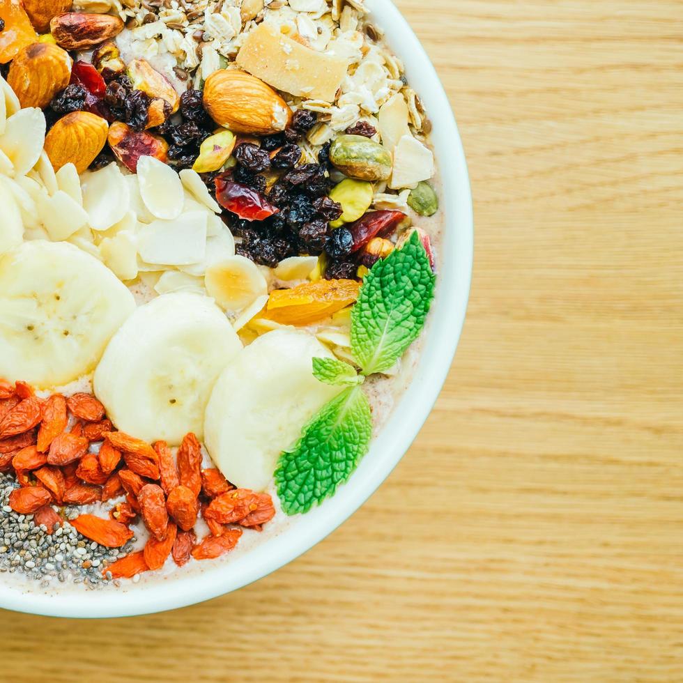 frutta mista con muesli e muesli foto