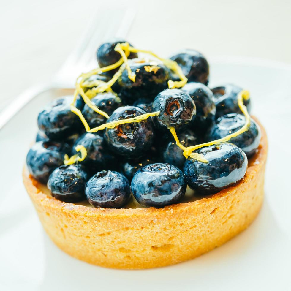 dessert dolce con crostata di mirtilli nel piatto bianco foto