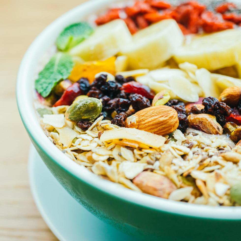 frutta mista con muesli e muesli foto