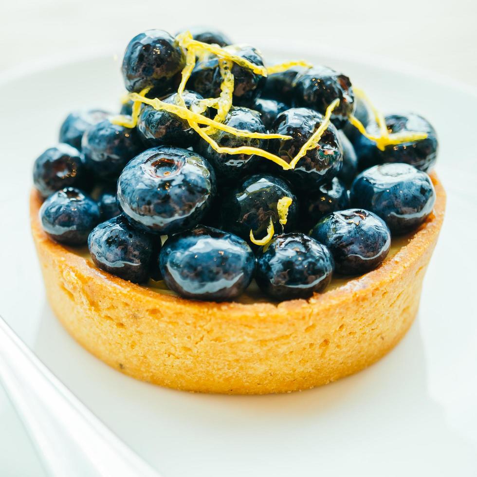 dessert dolce con crostata di mirtilli nel piatto bianco foto