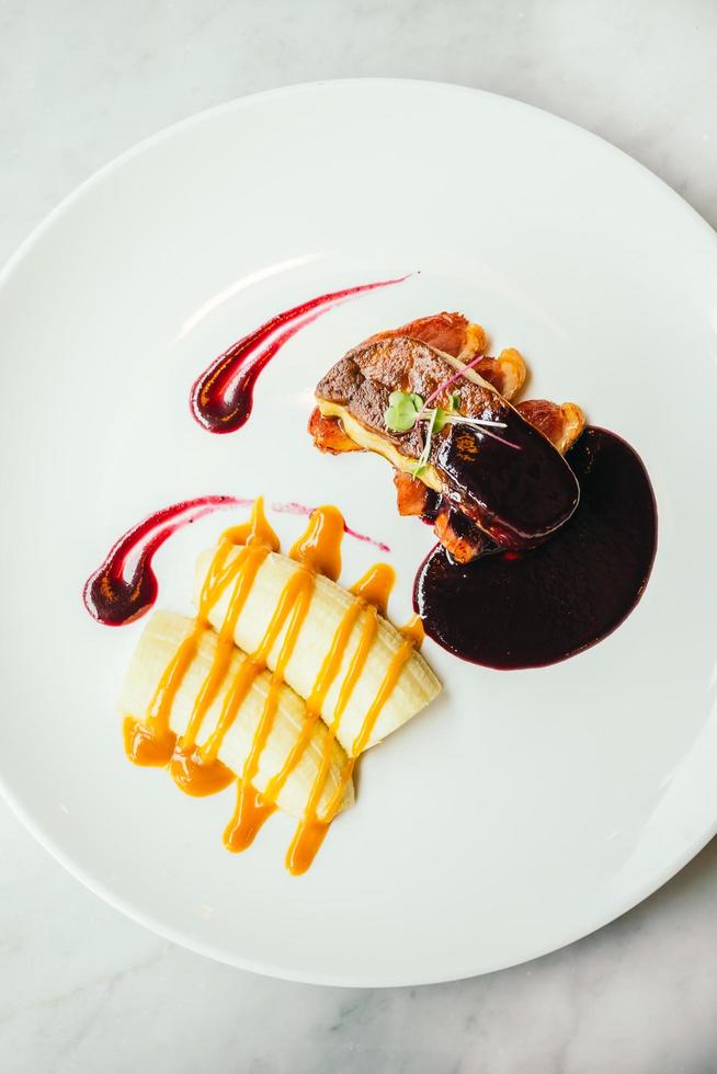 foie gras e carne d'anatra con salsa dolce foto