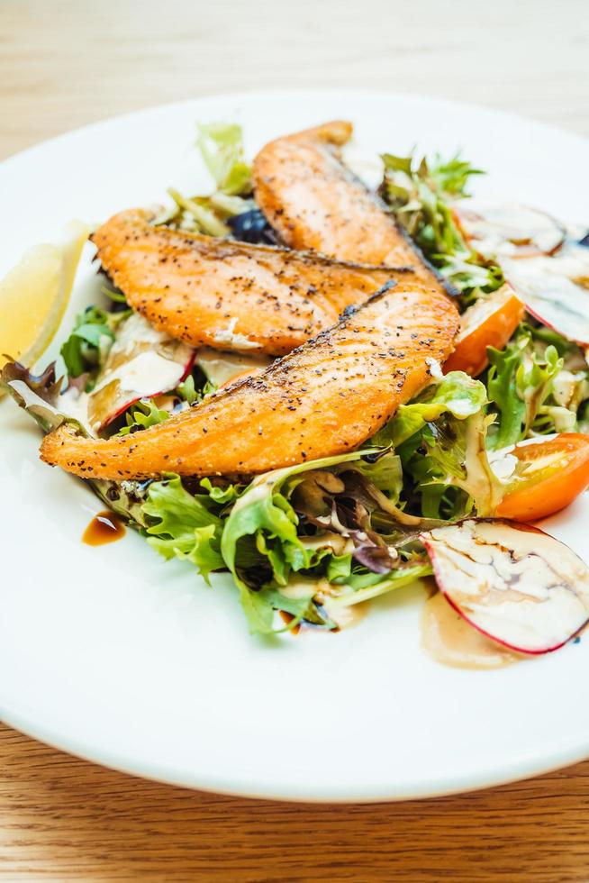 filetto di salmone alla griglia con insalata di verdure foto