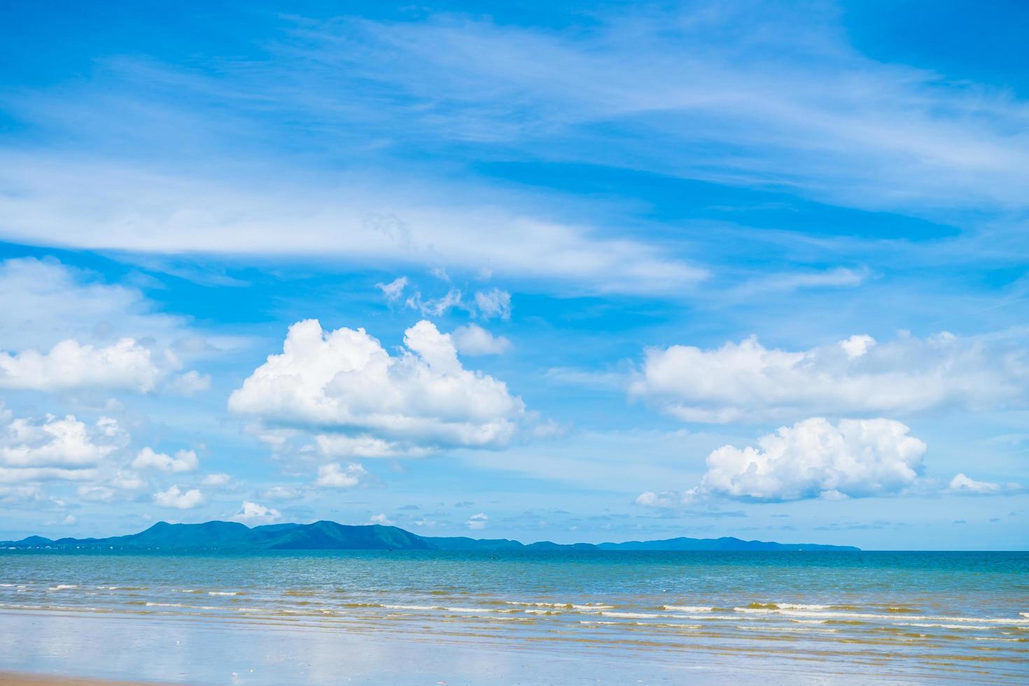 bellissima spiaggia con mare e oceano su cielo blu foto