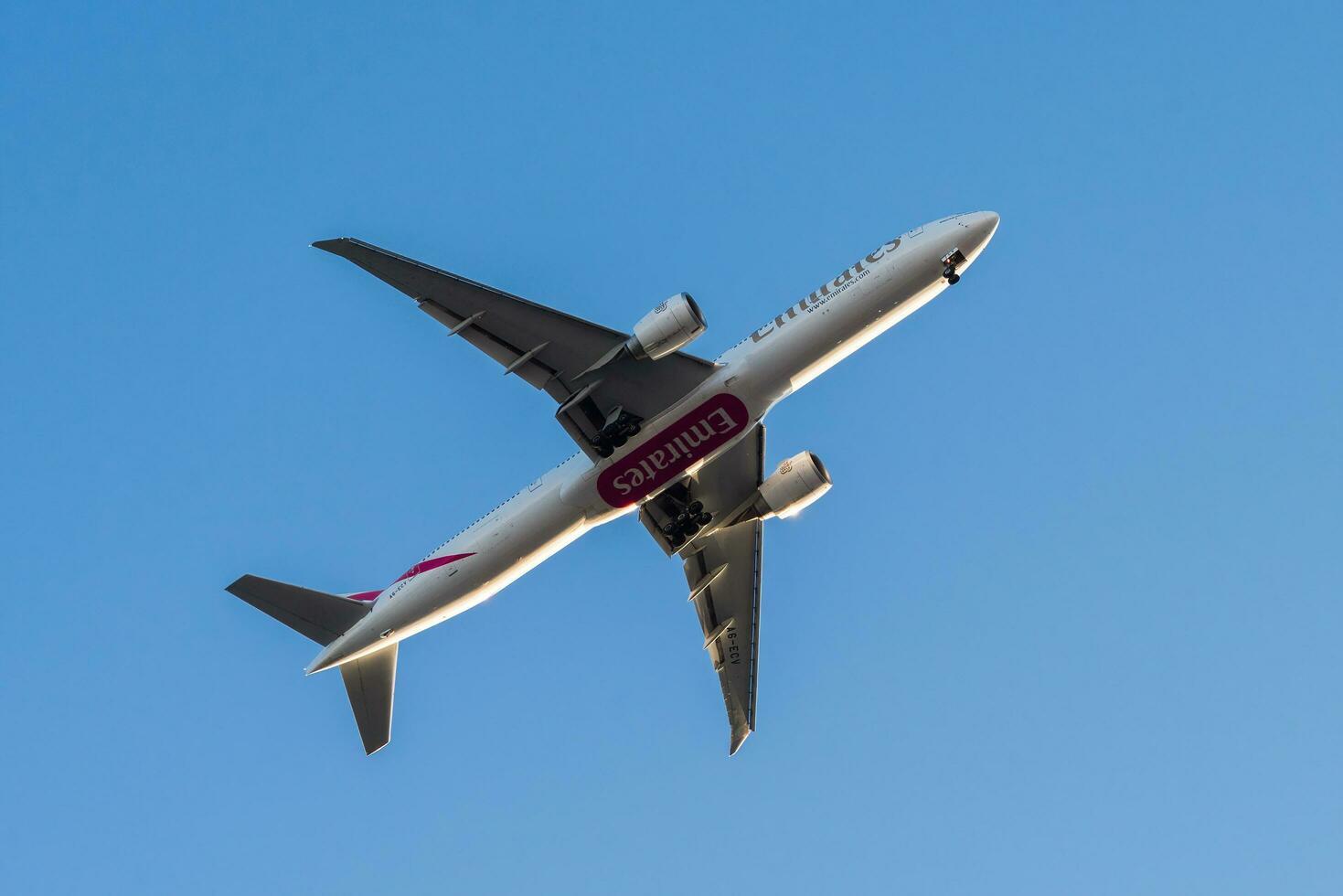 Emirati Arabi Uniti basato aria azienda Emirates con aereo boeing 777-300er si avvicina per terra a Lisbona internazionale aeroporto contro blu cielo foto