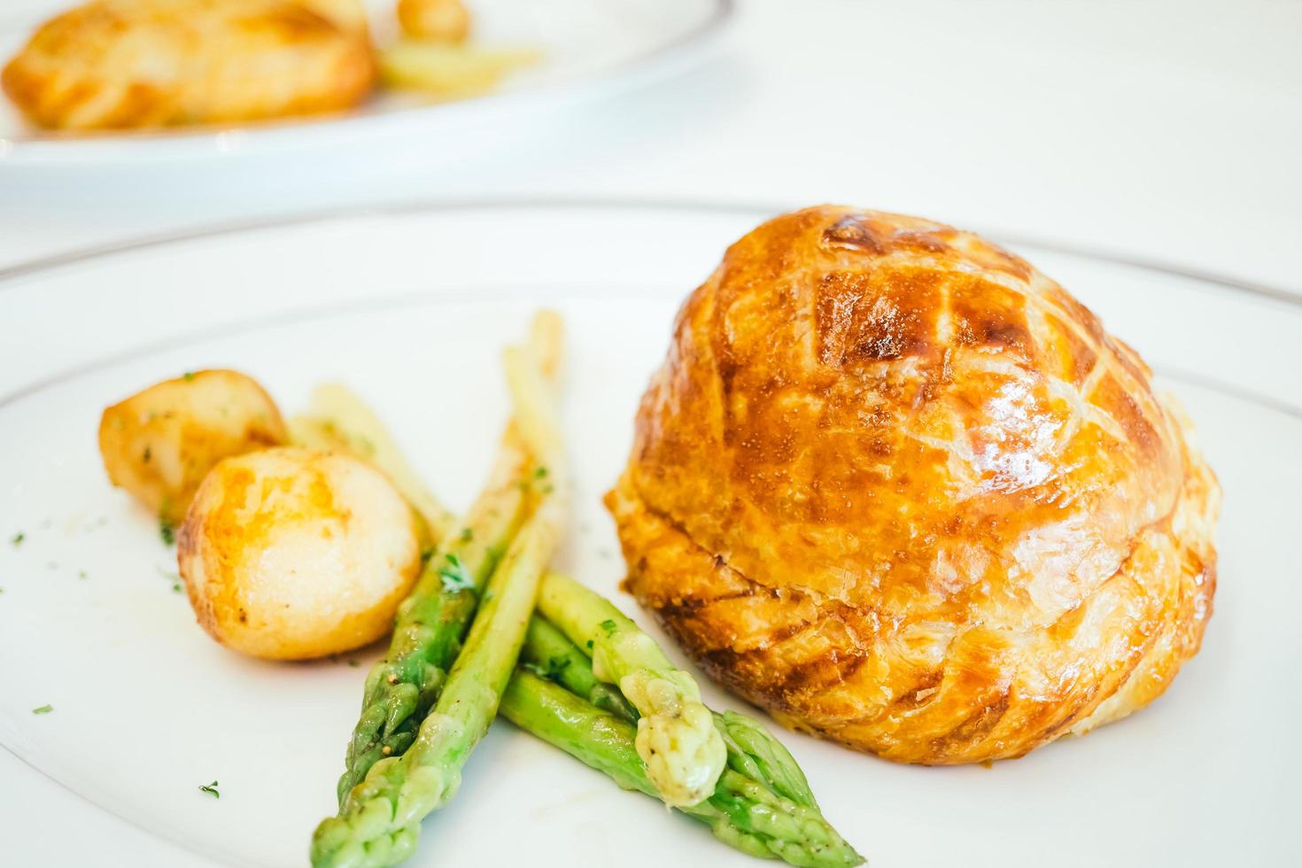 pane di torta di pollo con verdure foto