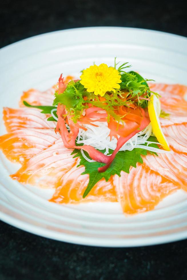 carpaccio di salmone in piatto bianco foto