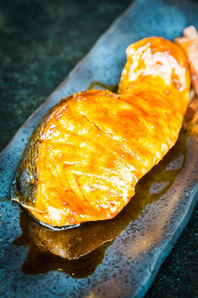 salmone alla griglia con salsa dolce teriyaki foto
