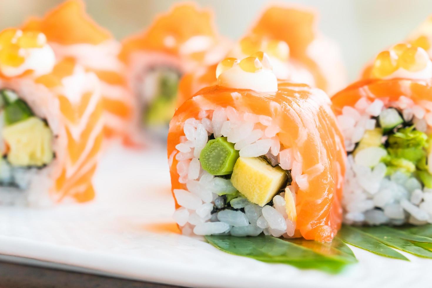 rotolo di salmone sushi foto