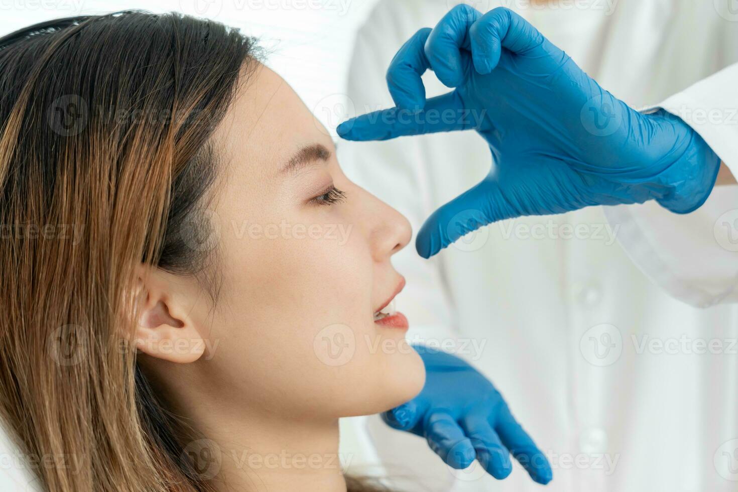 plastica chirurgia, bellezza, chirurgo o estetista toccante donna viso, chirurgico procedura quello coinvolgere alterare forma di naso, medico esamina paziente naso prima rinoplastica, medico assistenza, Salute foto