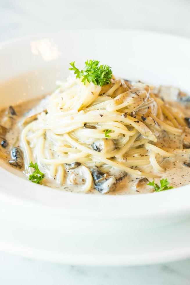 spaghetti alla crema di funghi con tartufo foto