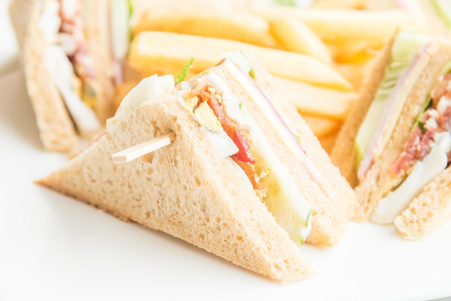 club sandwich nel piatto bianco foto