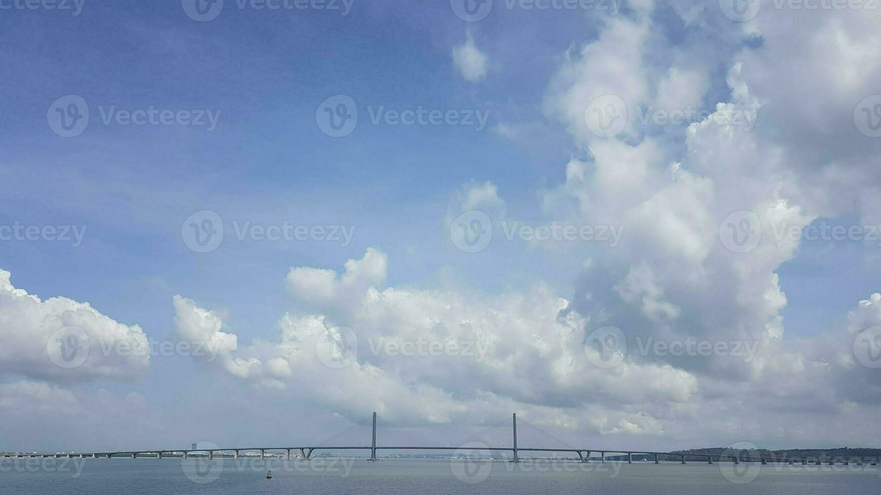 panoramico Visualizza di il suramadu ponte al di sopra di il mare con nuvole. foto