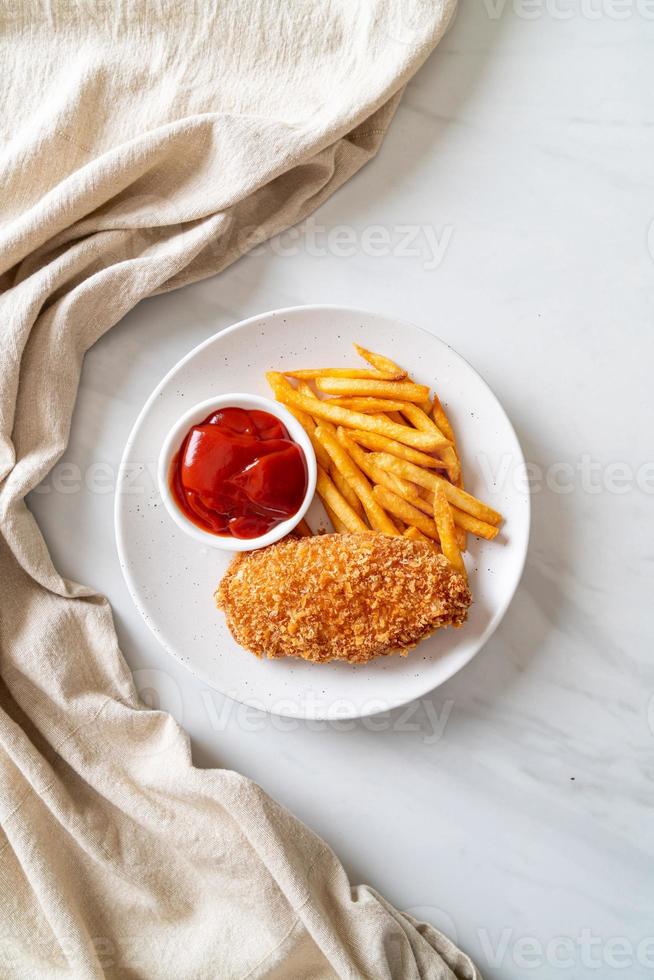 filetto di petto di pollo fritto con patatine fritte e ketchup foto