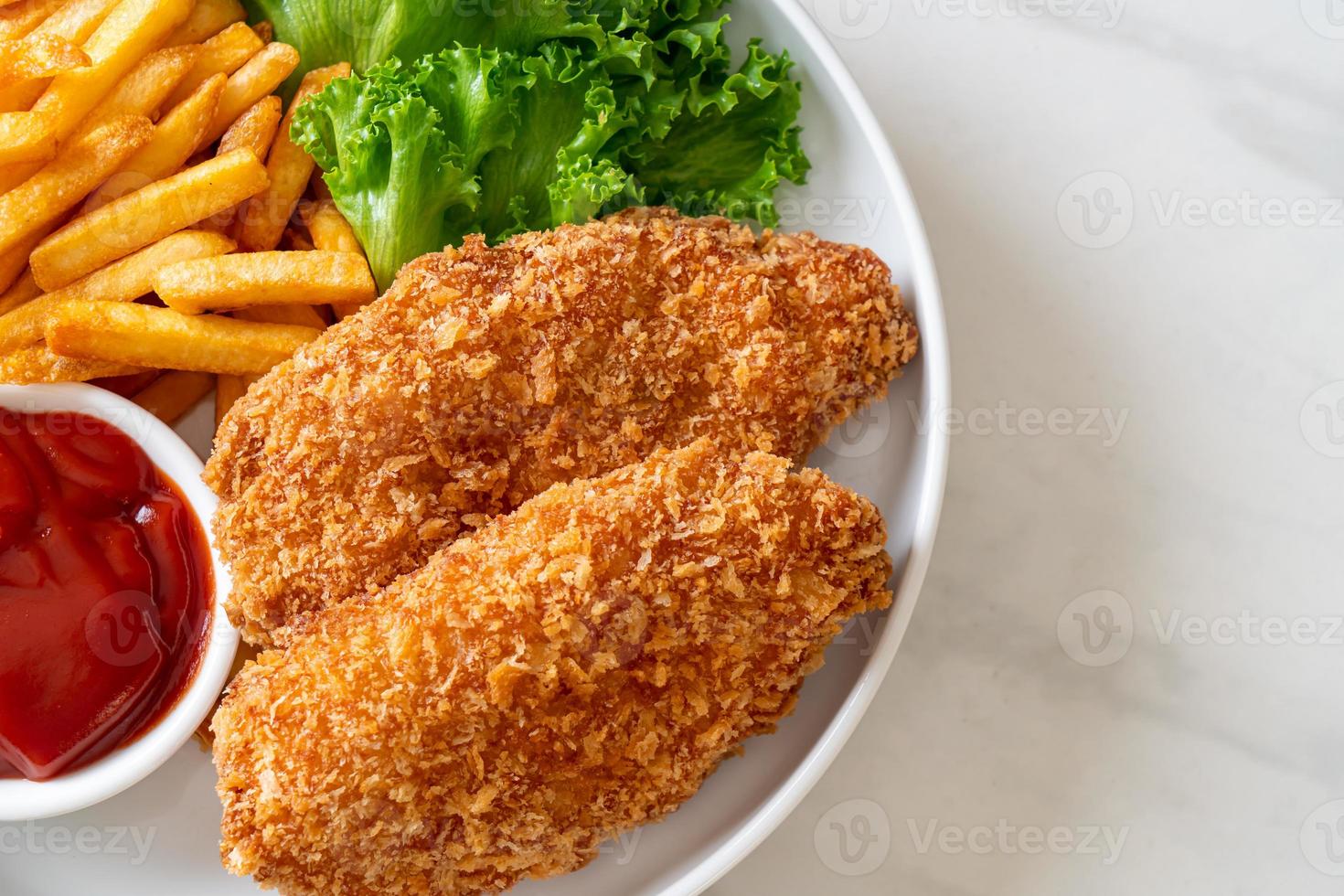 filetto di petto di pollo fritto con patatine fritte e ketchup foto