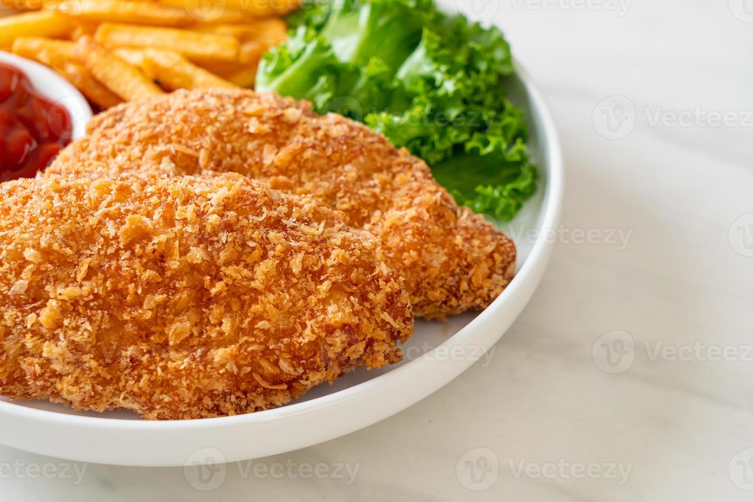 filetto di petto di pollo fritto con patatine fritte e ketchup foto