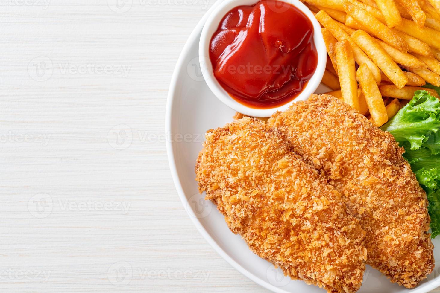 filetto di petto di pollo fritto con patatine fritte e ketchup foto