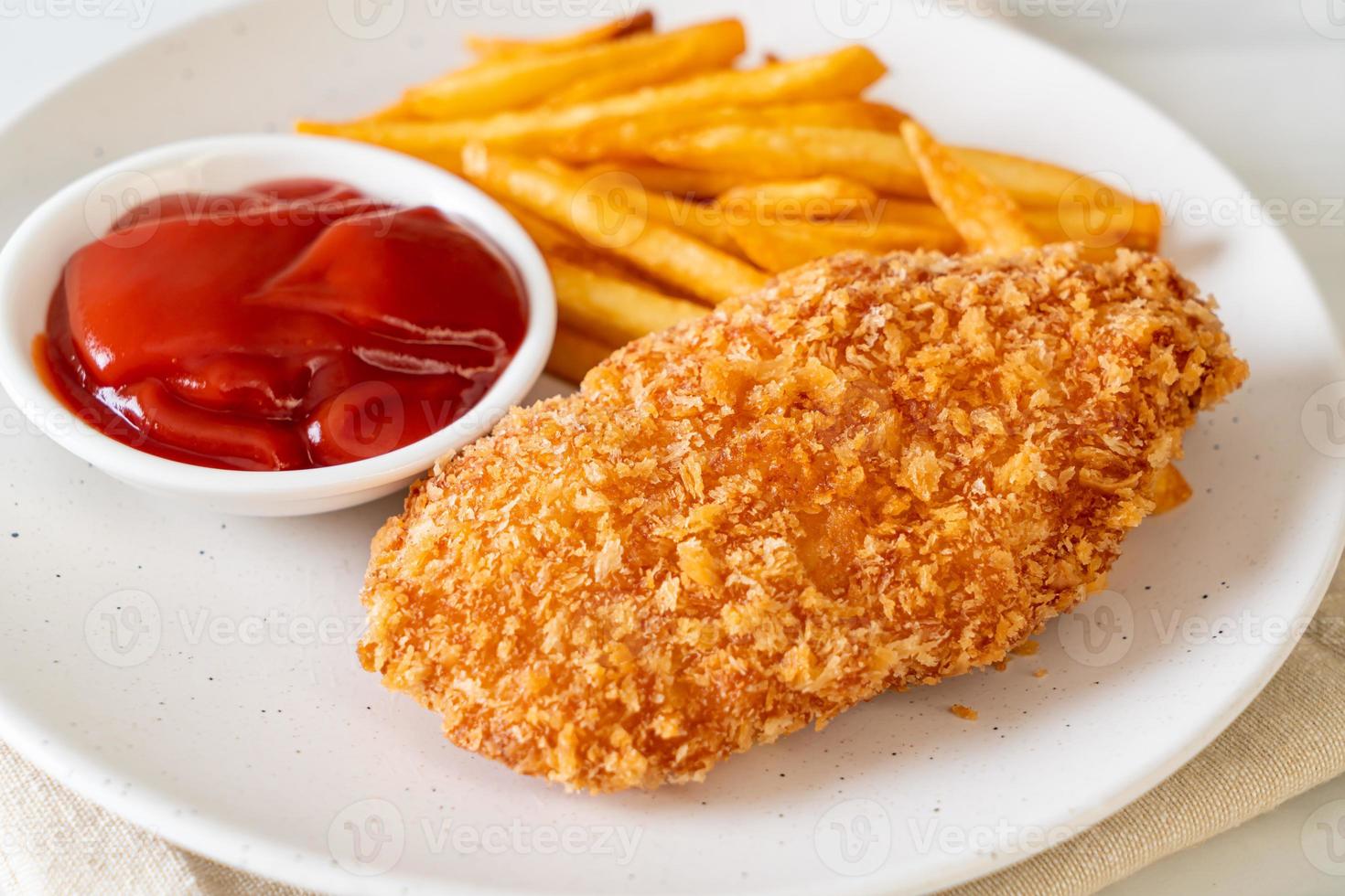 filetto di petto di pollo fritto con patatine fritte e ketchup foto