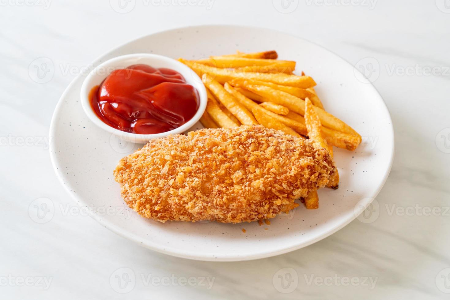 filetto di petto di pollo fritto con patatine fritte e ketchup foto