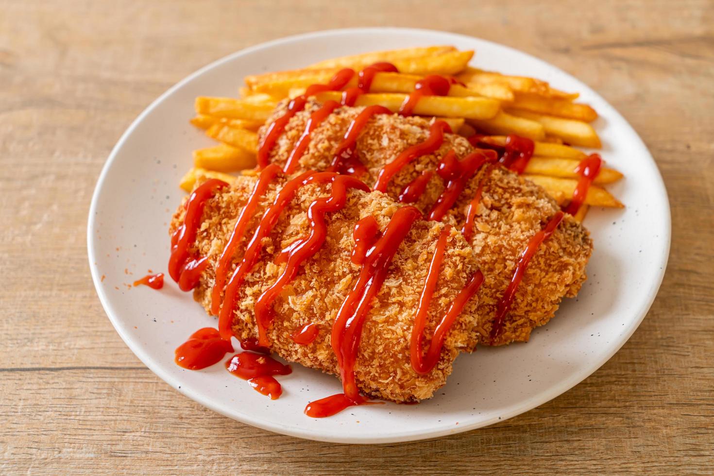 filetto di petto di pollo fritto con patatine fritte e ketchup foto