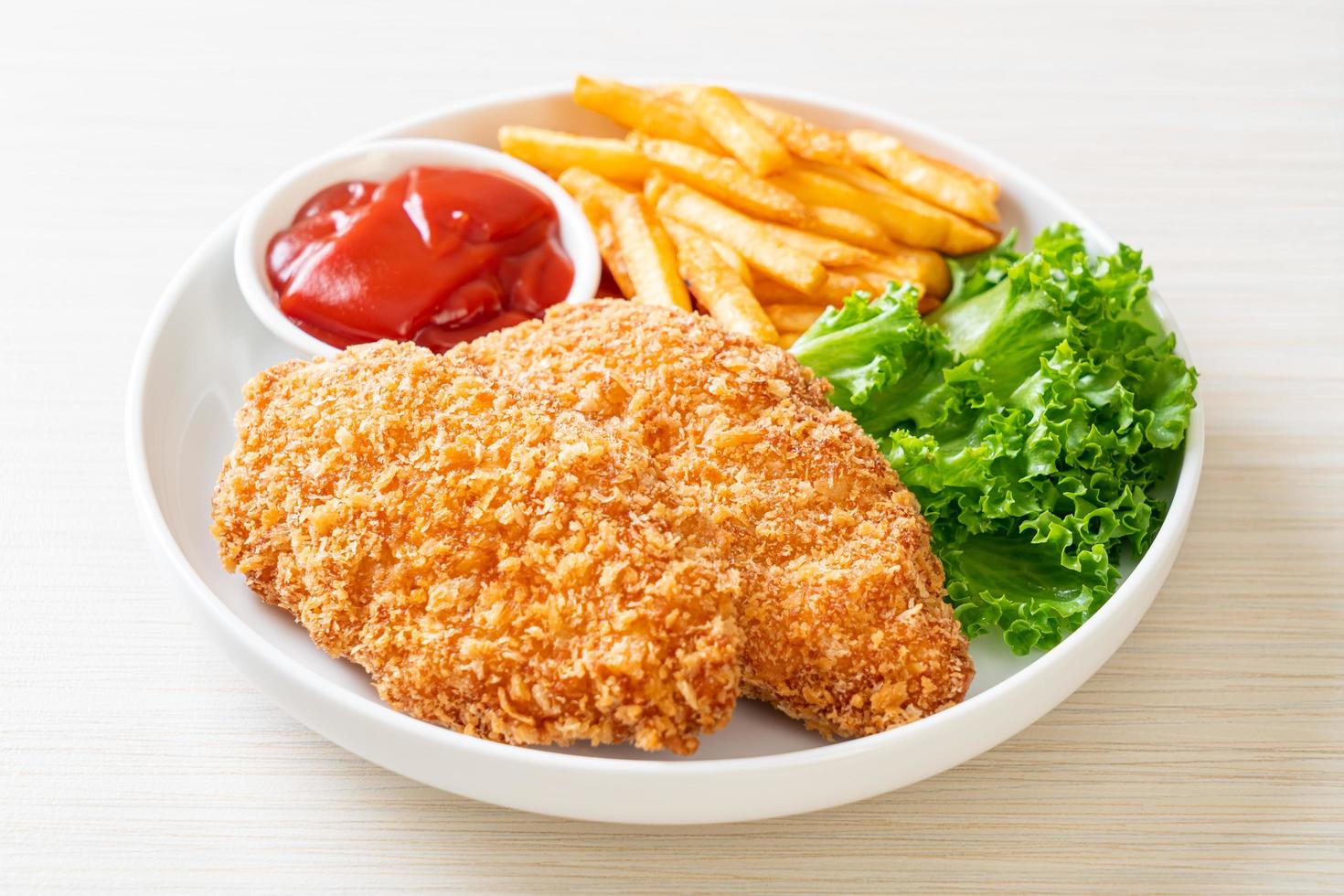 filetto di petto di pollo fritto con patatine fritte e ketchup foto