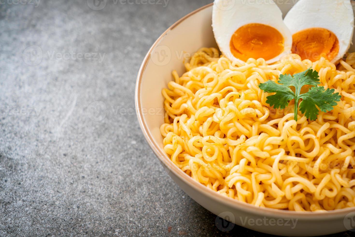 ciotola di noodles istantanei con uovo di sale foto