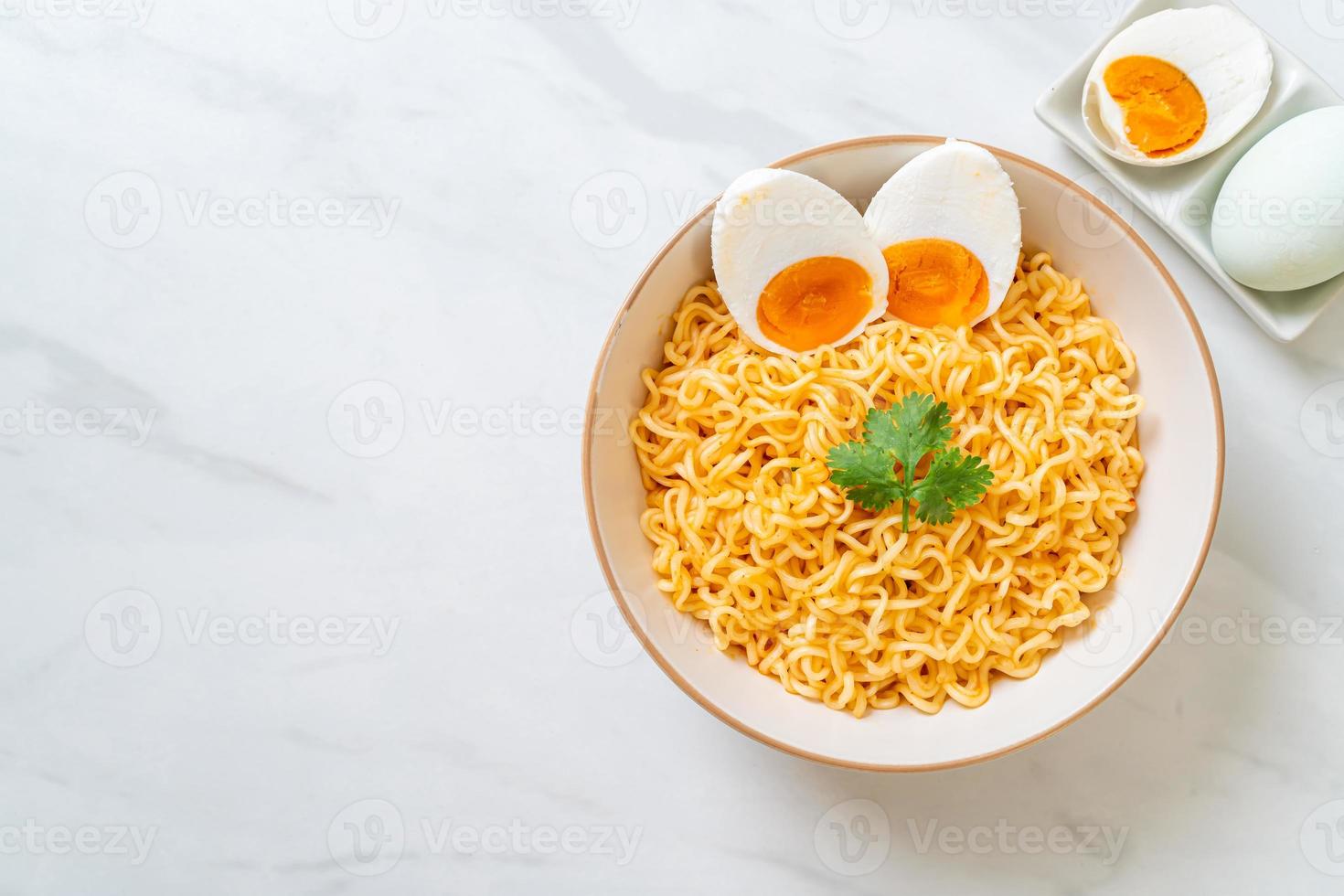 ciotola di noodles istantanei con uovo di sale foto