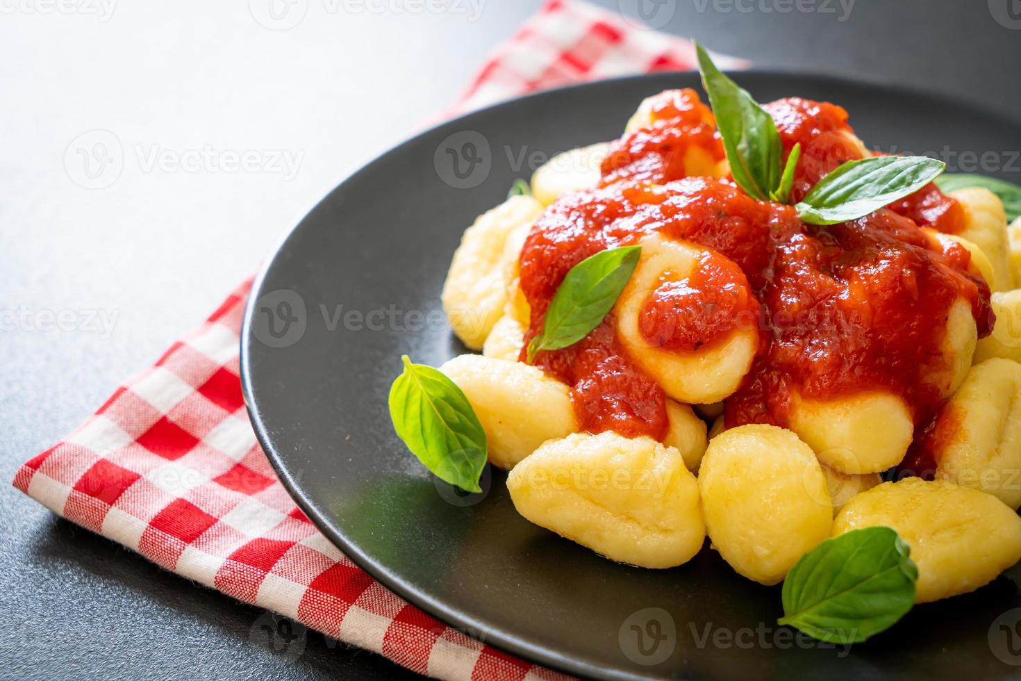 gnocchi in salsa di pomodoro con formaggio - stile italiano foto