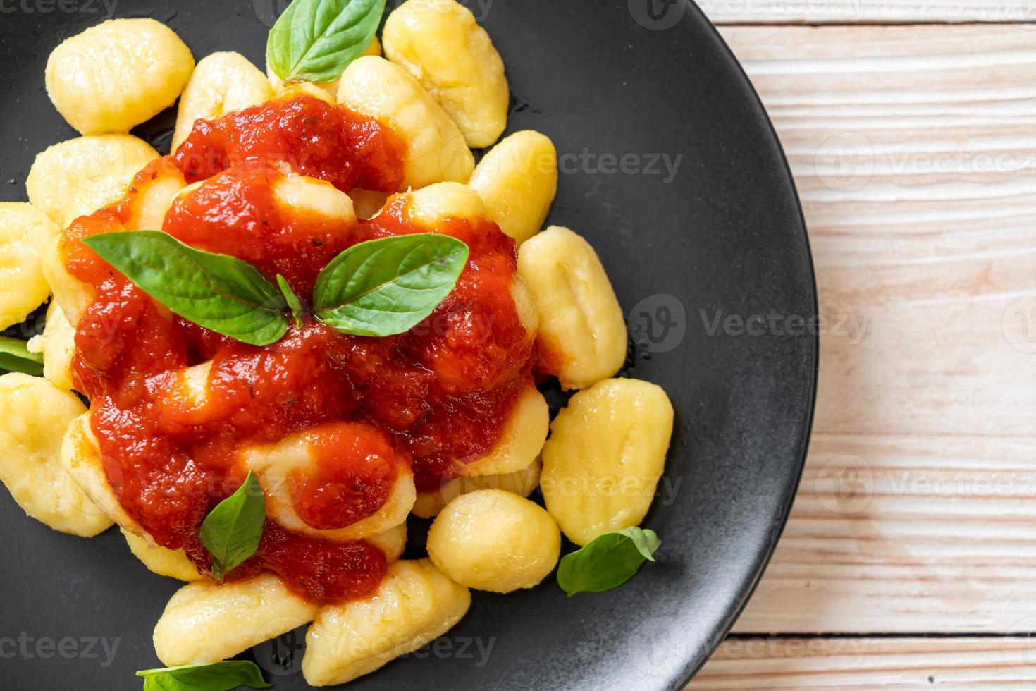 gnocchi in salsa di pomodoro con formaggio - stile italiano foto