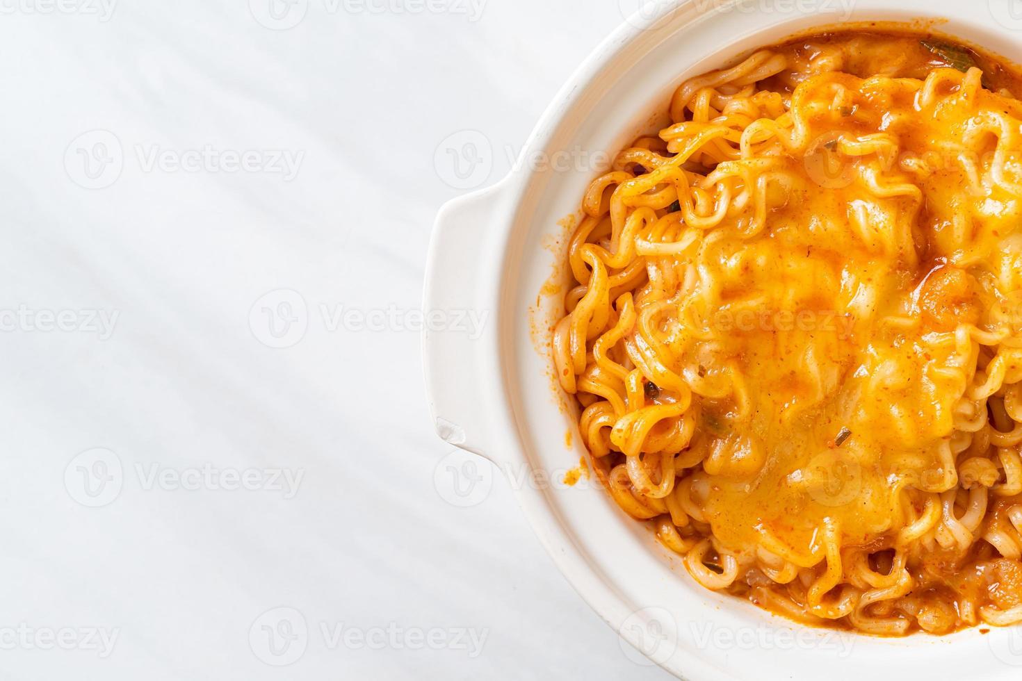 ciotola di noodle istantanei piccanti con mozzarella foto