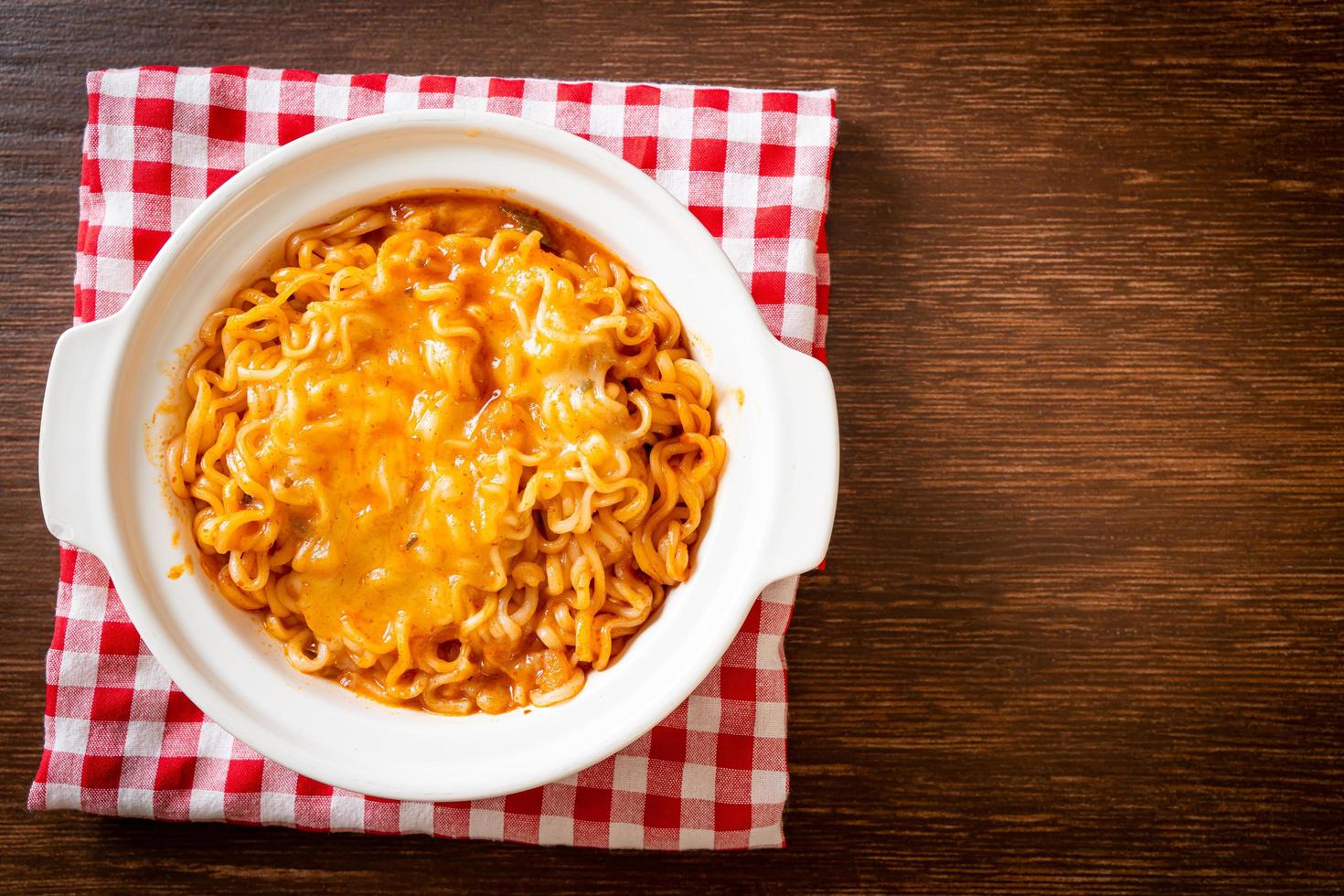 ciotola di noodle istantanei piccanti con mozzarella foto