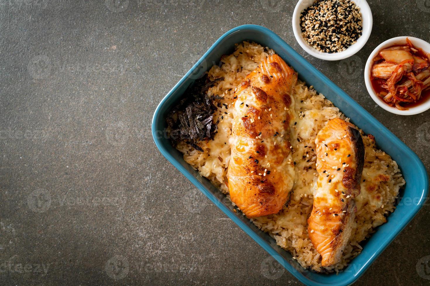 salmone al forno con formaggio e ciotola di riso piccante al miso foto