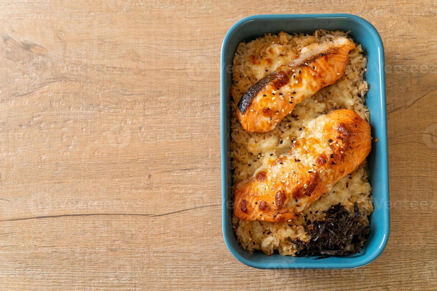 salmone al forno con formaggio e ciotola di riso piccante al miso foto