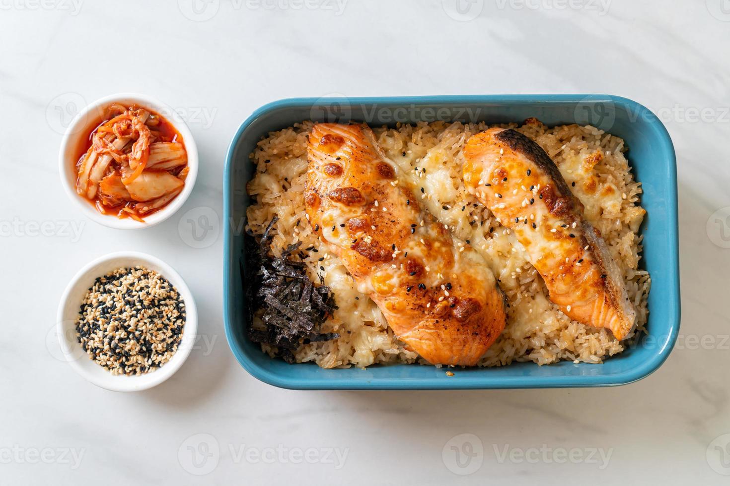 salmone al forno con formaggio e ciotola di riso piccante al miso foto