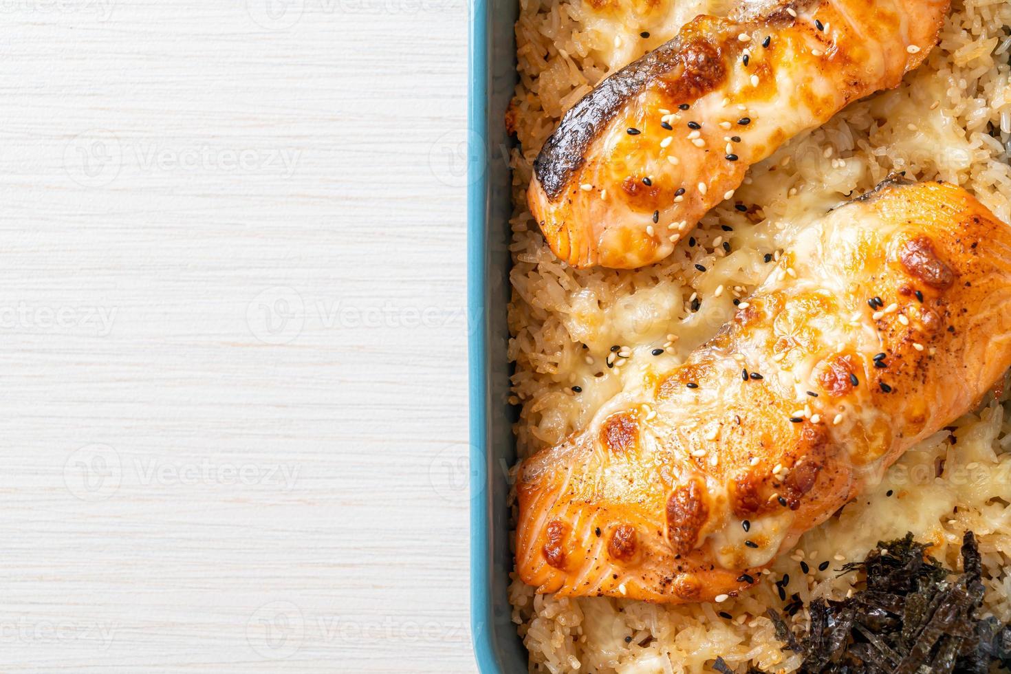 salmone al forno con formaggio e ciotola di riso piccante al miso foto